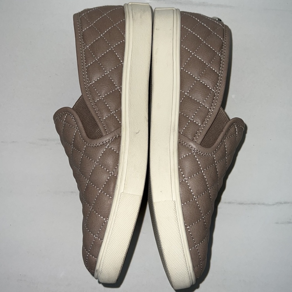 Tan Steve Madden Fashion Slip Ons with Quilted Pattern Size 8.5 - Picture 4 of 6